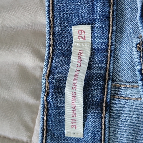 Levi's Skinny Capri Jeans - Picture 3 of 9